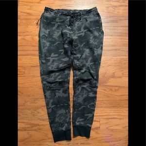 Nike camo print techfleece joggers sz M